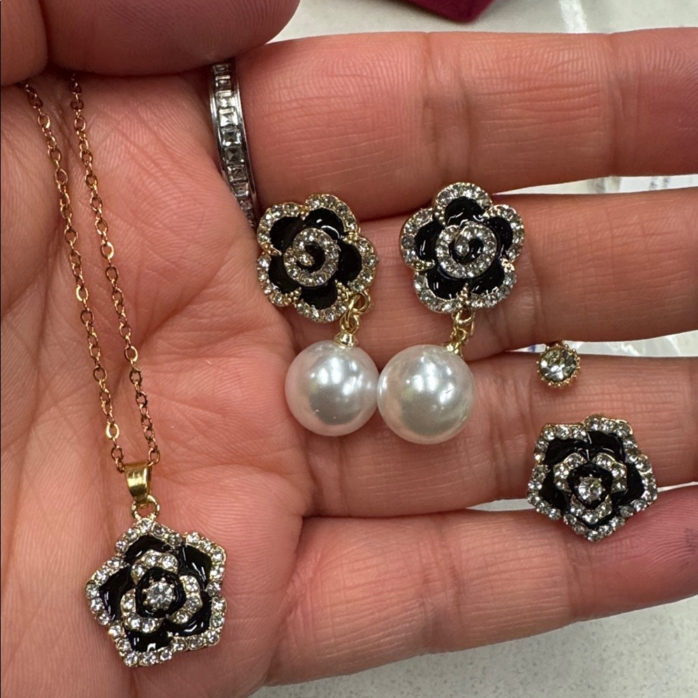 4 pieces Elegant Black and Gold Flower Jewelry Set - Picture 3 of 11